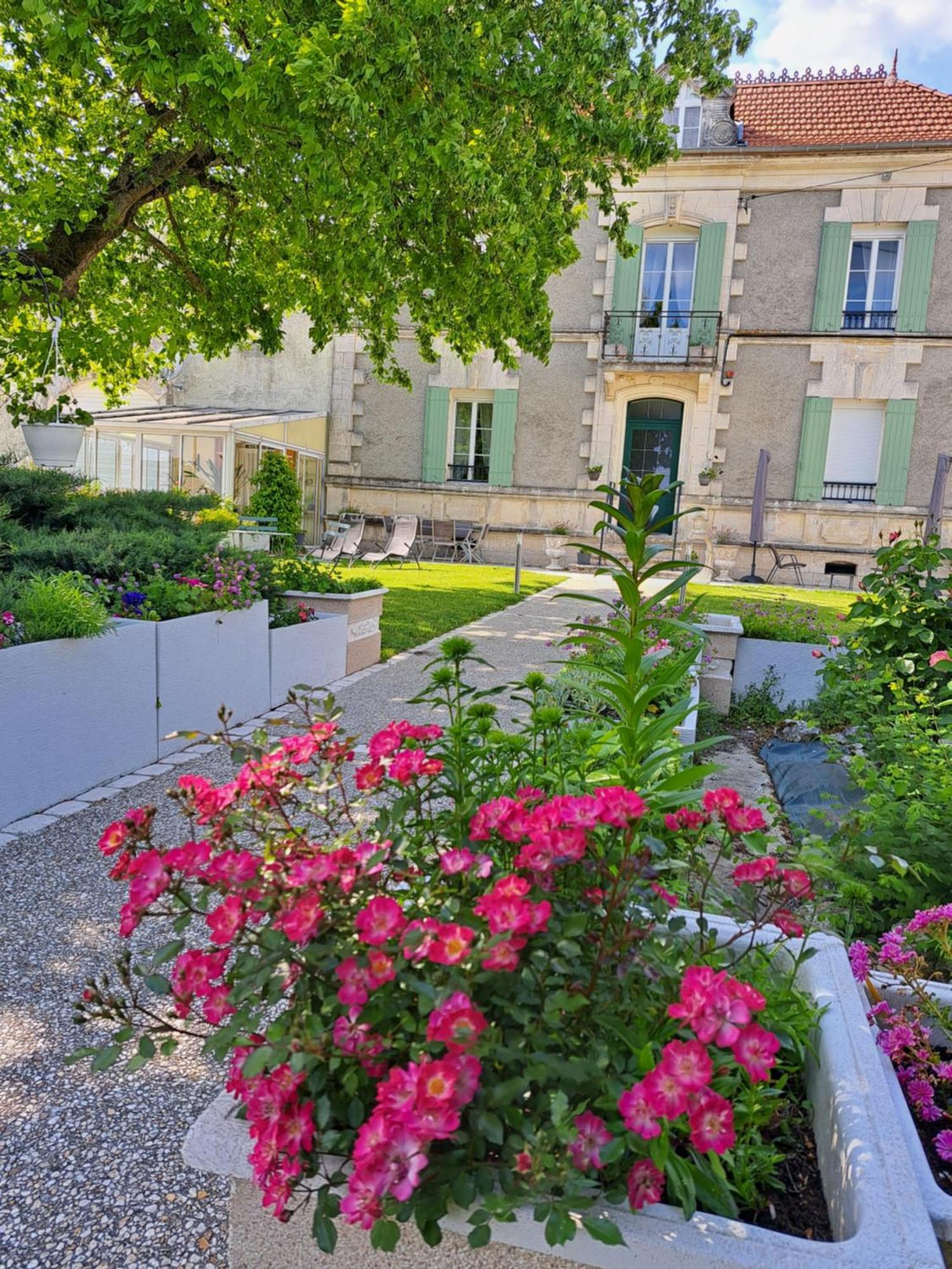 La Metairie Au Milieu Des Vignes Lägenhet Réaux Exteriör bild