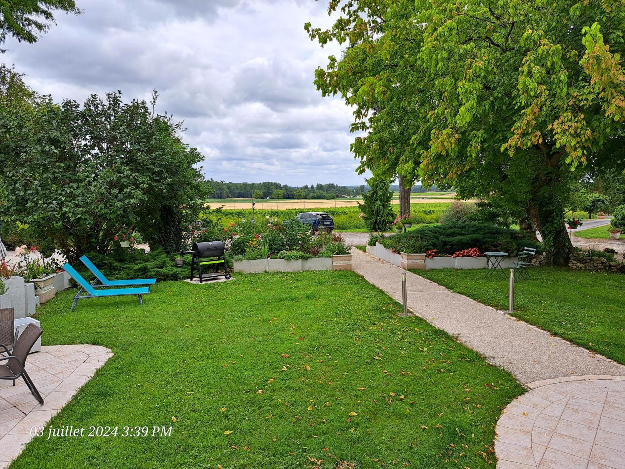 La Metairie Au Milieu Des Vignes Lägenhet Réaux Exteriör bild