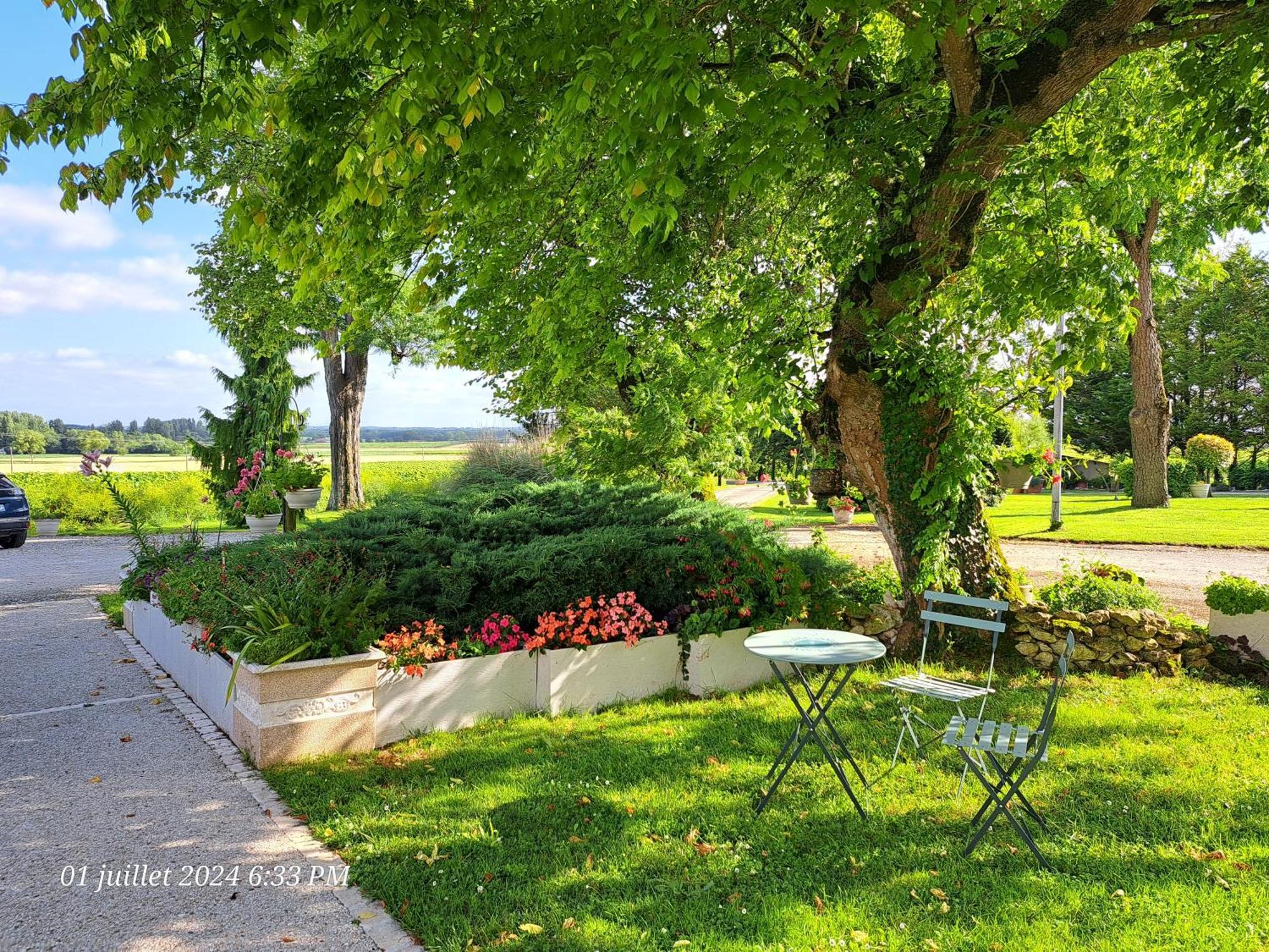 La Metairie Au Milieu Des Vignes Lägenhet Réaux Exteriör bild